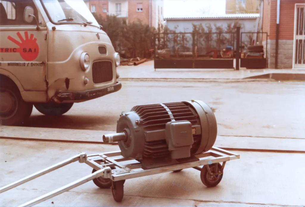 Motore elettrico sai nel cortile dell'azienda. Anno 1974.